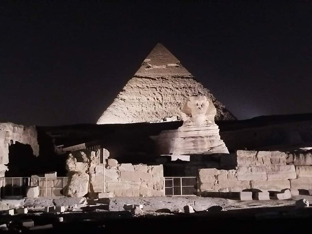 إضاءة أهرامات الجيزة وتمثال أبوالهول لمدة ساعتين احتفالا باليوم العالمى للسياحة