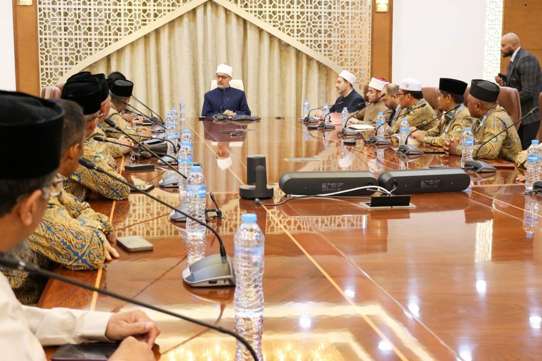 مفتى الجمهورية يبحث مع وفد رفيع المستوى من علماء الجمعية المحمدية بإندونيسيا تعزيز التعاون الإفتائى