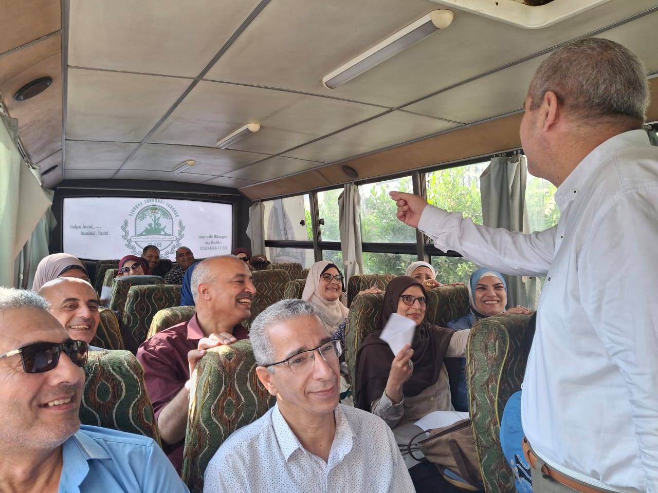 الأتوبيس الطائر بدمياط يتابع استعدادات المدارس للعام الجديد 