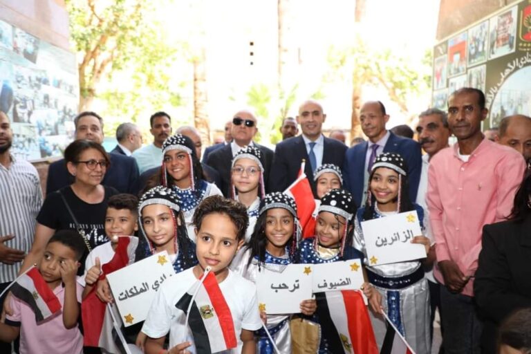 بالزي الفرعوني والأعلام واللافتات .. استقبال «ملوكي» لوزير التعليم بالأقصر