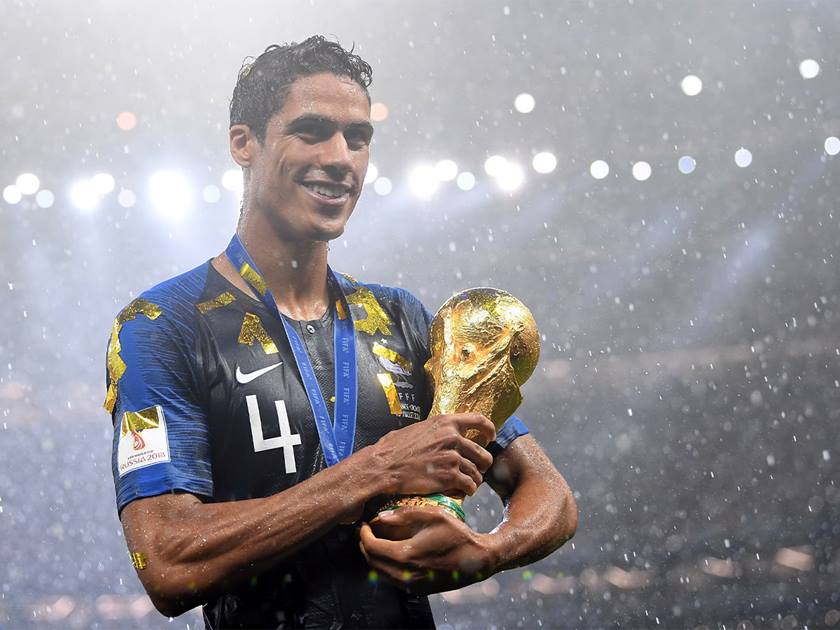 رافائيل فاران مدافع المنتخب الفرنسي لكرة القدم .. يعلن الاعتزال