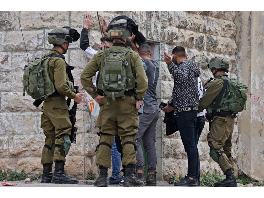 قوات الاحتلال تعتقل 35 فلسطينيا من الضفة الغربية .. بينهم امرأة ومعتقلين سابقين