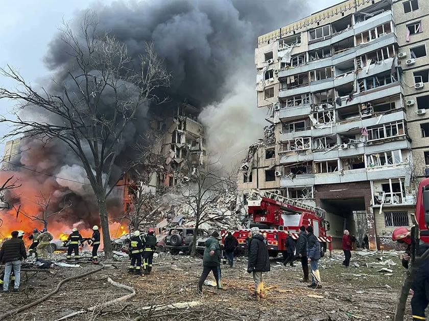 أوكرانيا: حطام متساقط من مسيّرات روسية .. يشعل حريقا في مبنى سكني