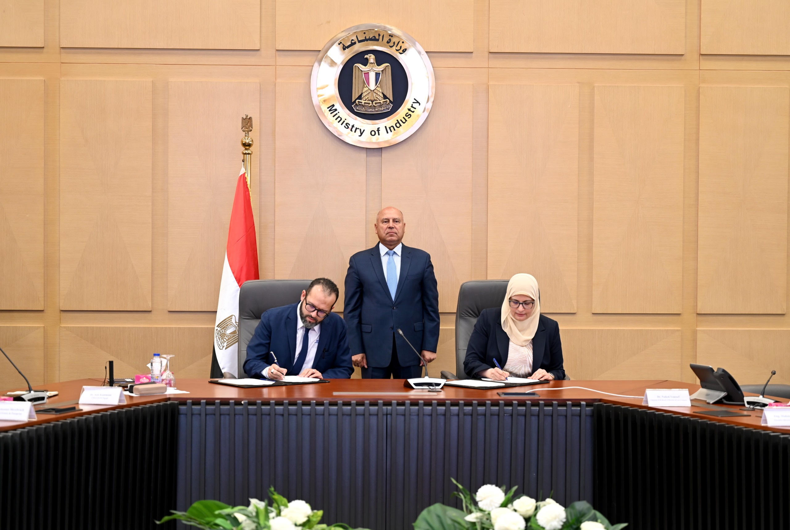 الوزير يشهد توقيع عقد مشروع الضفائر الكهربائية .. باستثمارات 40 مليون يورو