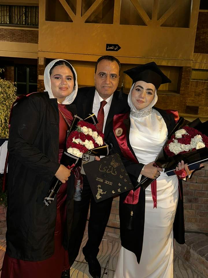 ممدوح جاب الله يحتفل بتخرج نجلتيه «منّة الله» و«ندى» .. من جامعة «فاروس»