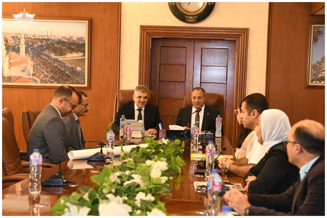 رئيس هيئة قناة السويس يبحث مع محافظ بورسعيد المشروعات المستقبلية