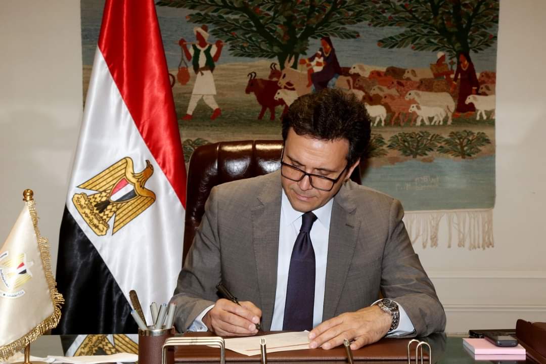وزير الثقافة يعتمد برنامج الاحتفال بالذكرى الـ51 لانتصارات أكتوبر 