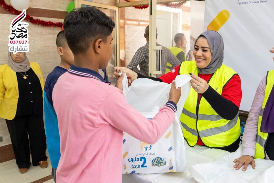 دكان الفرحة يوفر 10 آلاف قطعة ملابس للأطفال الأيتام
