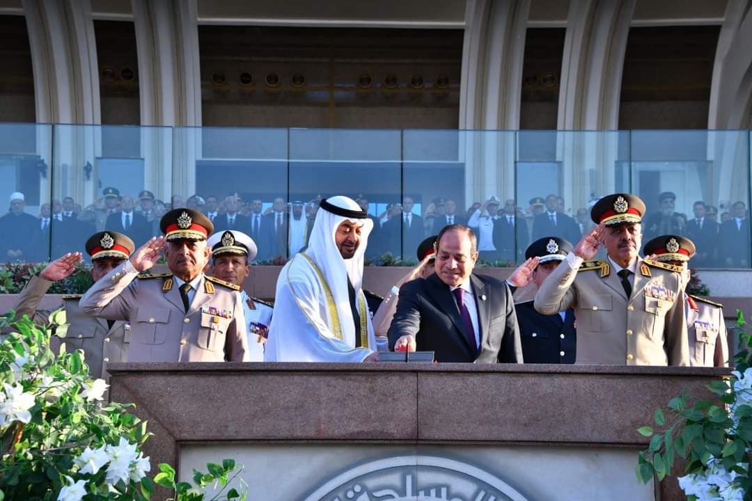 الرئيس يرفع علم القوات المسلحة على مقر الأكاديمية العسكرية بالعاصمة الإدارية