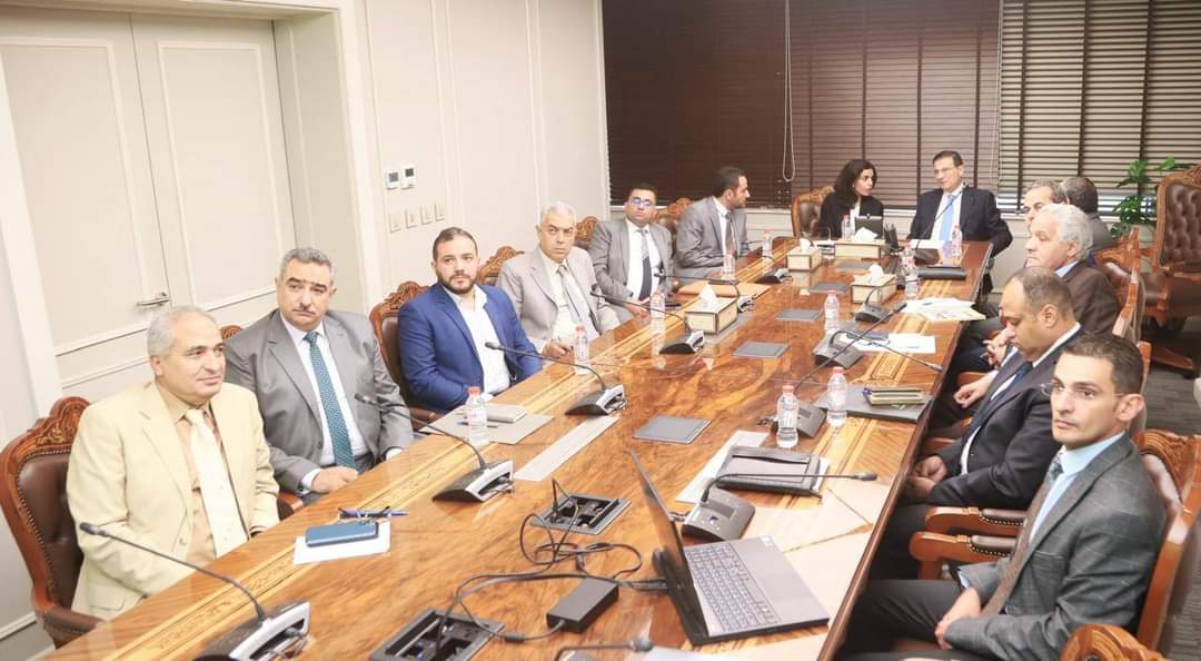 وزير الزراعة يتعهد بإزالة العقبات أمام المستثمرين
