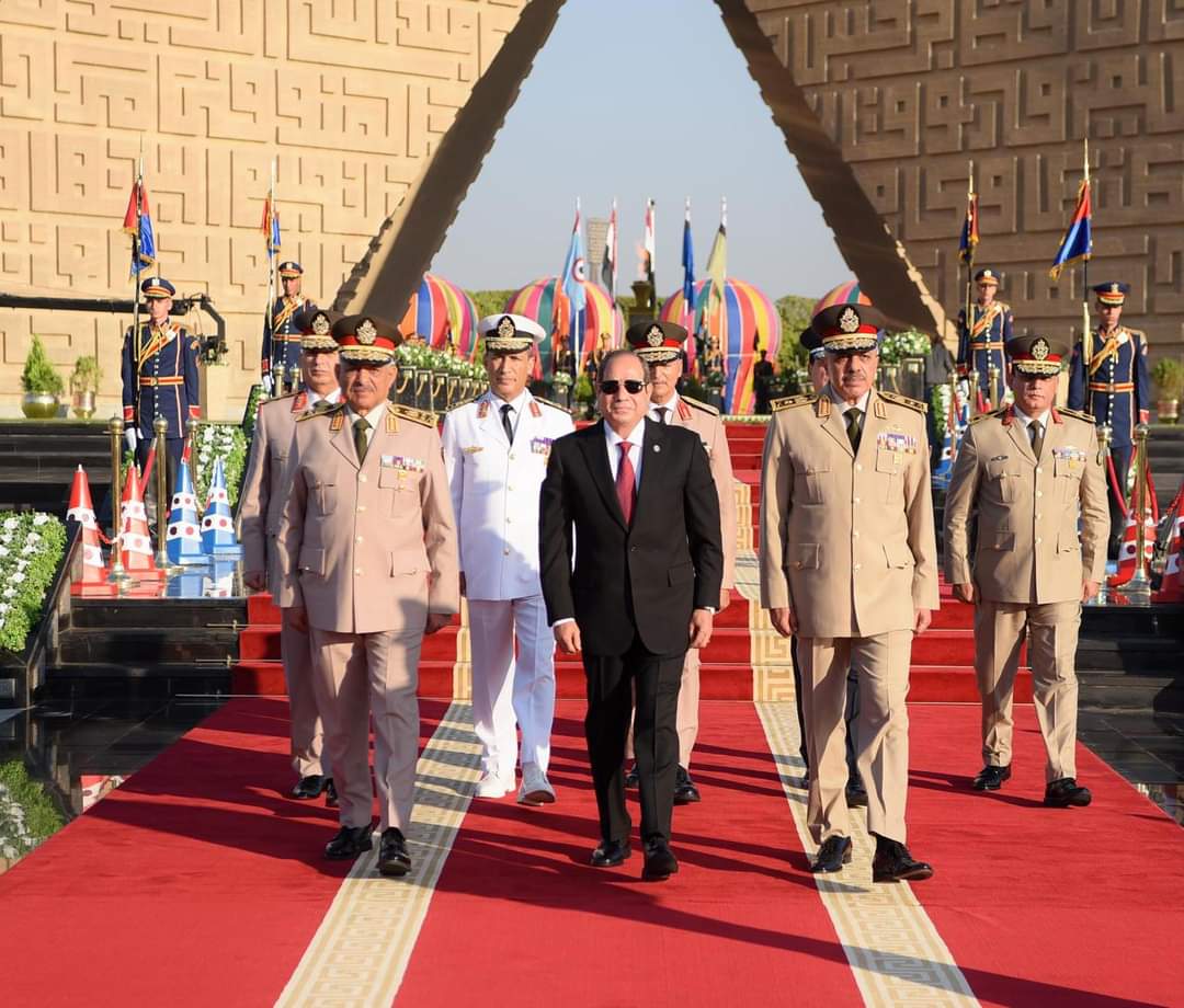 الرئيس يضع أكاليل الزهور على النصب التذكارى لشهداء القوات المسلحة وقبري الزعيمين السادات وعبد الناصر