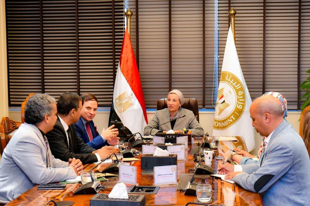 وزيرة البيئة تلتقي أمين عام رابطة الجامعات الإسلامية 