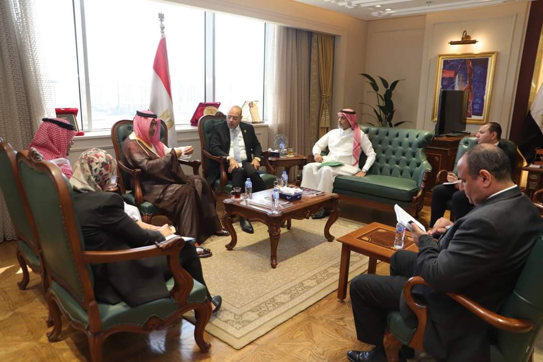 وزير العمل يبحث مع السفير السعودى حماية وحقوق "عمالة الحج الموسمية "
