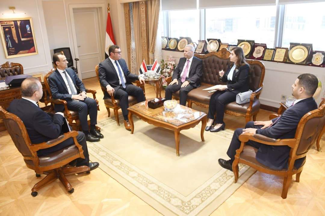 وزير الإسكان يبحث مع السفير العراقى تعزيز سبل التعاون ونقل التجربة العمرانية المصرية 