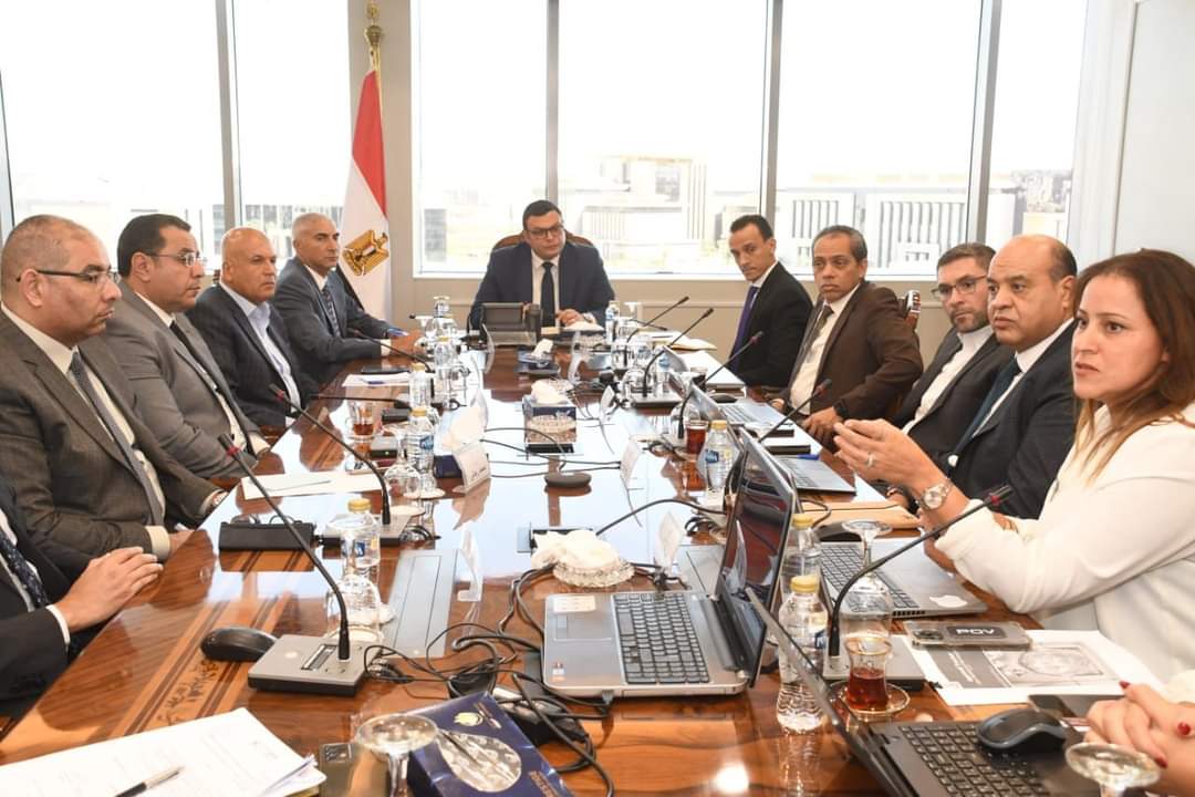وزير الإسكان : ضرورة الالتزام بالمعايير القياسية لإدارة وتشغيل وصيانة مختلف المشروعات