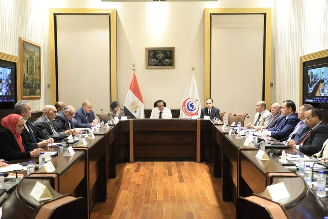 لجنة علمية مشتركة بين الهيئة العامة للتأمين الصحى والمجالس الطبية المتخصصة لتوحيد بروتوكولات العلاج