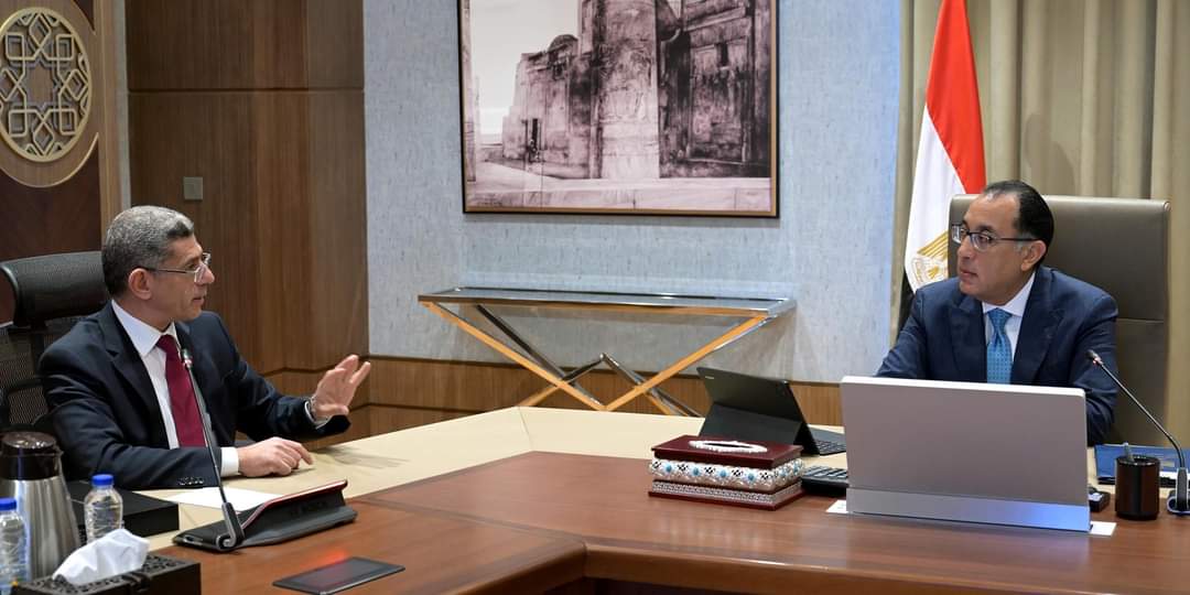 رئيس الوزراء يلتقى الرئيس التنفيذى لوكالة الفضاء المصرية 