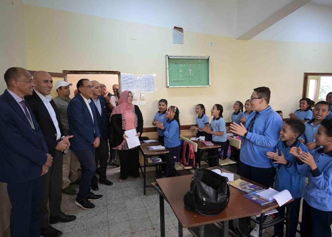 رئيس الوزراء يزور مدرسة وادى الملكات الابتدائية المشتركة بالأقصر