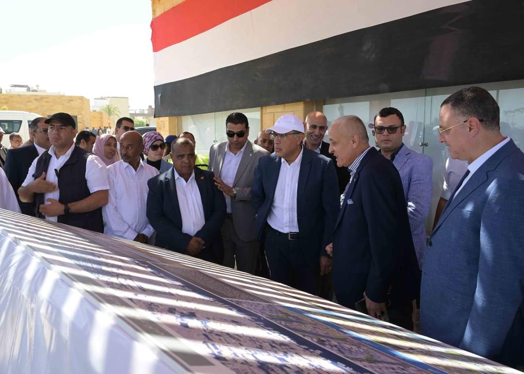 رئيس الوزراء يتابع أعمال تطوير كورنيش البر الغربى والممشى الزجاج.. بالأقصر