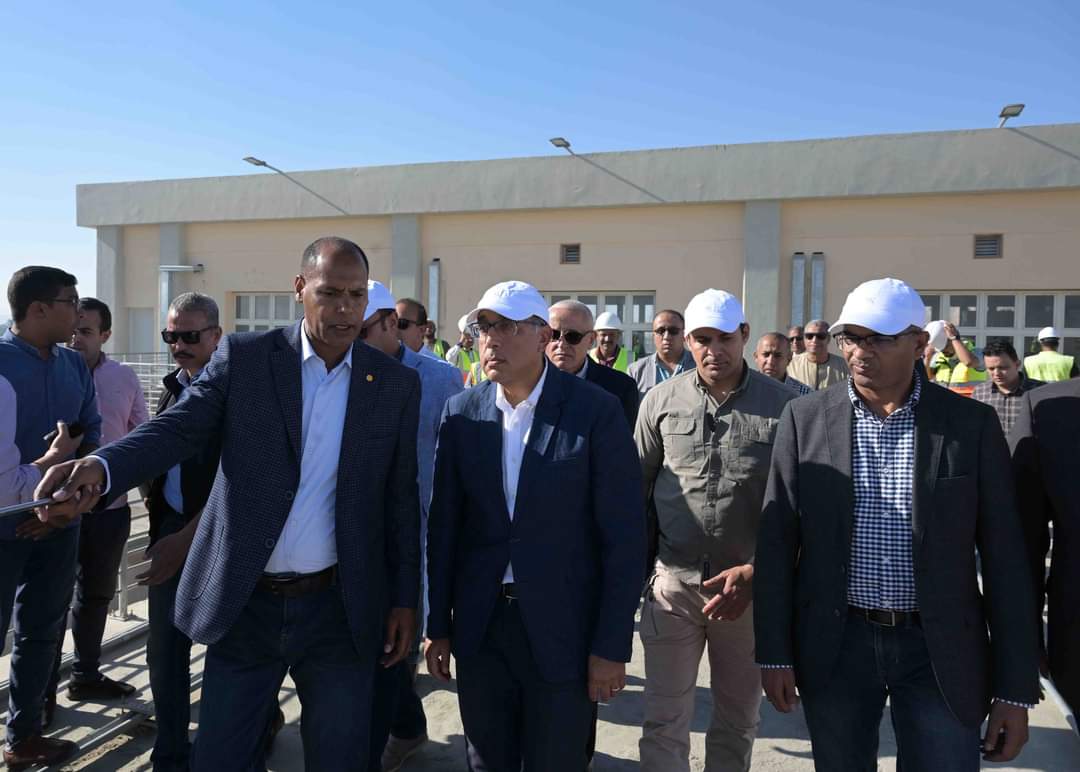 رئيس الوزراء يتفقد محطة مياه الشرب الجديدة بقرية الهنادى شرق إسنا