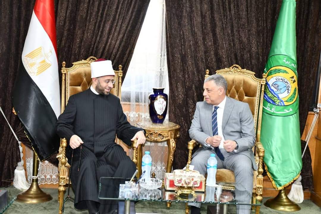 درع محافظ الإسماعيلية وزير الأوقاف تقديرًا لجهوده العلمية والدعوية