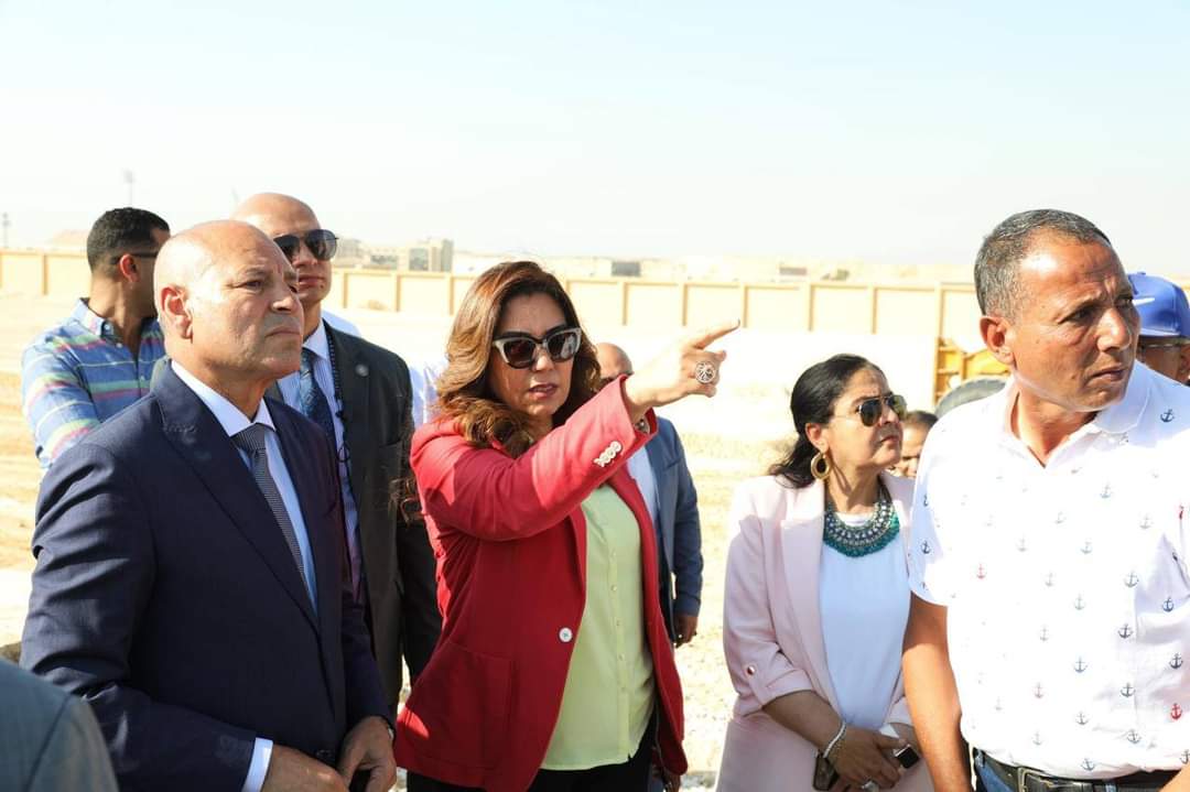 وزيرة التنمية المحلية ومحافظ القاهرة يتفقدان أعمال إنشاء ساحتى انتظار جديدتين للسيارات 