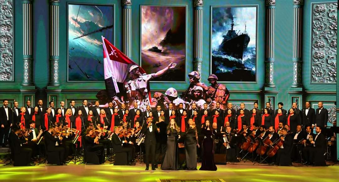 السيسي يتوسط صورة تذكارية لسبعة من أبطال حرب أكتوبر المكرمين خلال الندوة التثقيفية