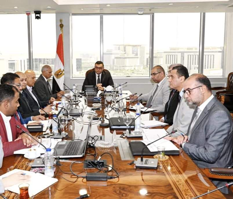 وزير الإسكان لمسئولى شركة بتروجيت: ضرورة الالتزام بالجداول الزمنية للانتهاء من تنفيذ مختلف المشروعات