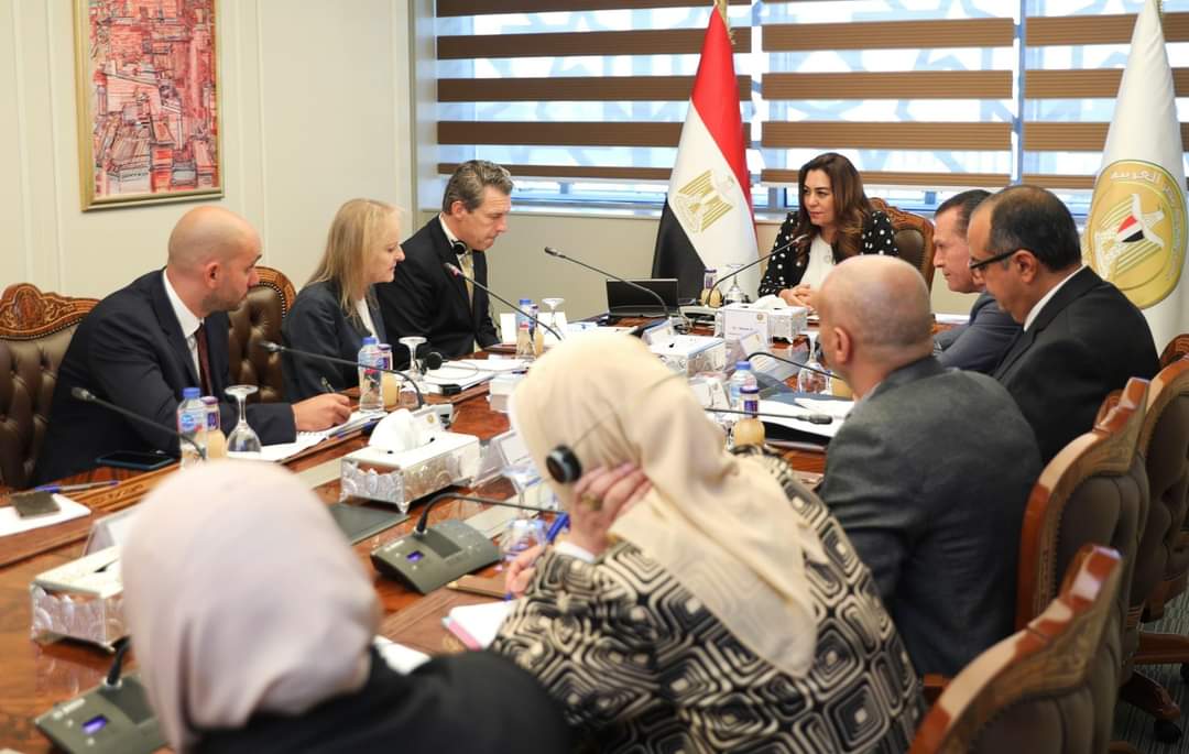 وزيرة التنمية المحلية تتابع مع وفد البنك الأوروبى الموقف التنفيذى لمشروع مصرف كيتشنر