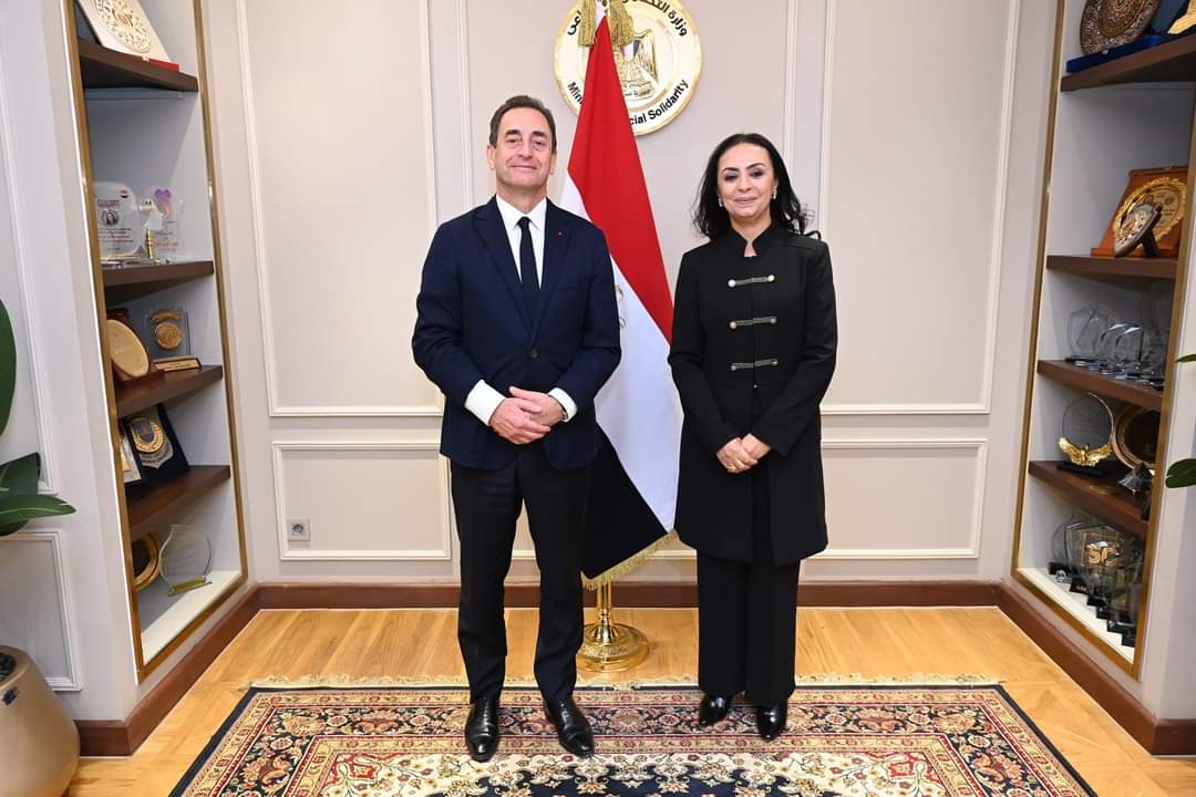 وزيرة التضامن تلتقى السفير الفرنسى بالقاهرة