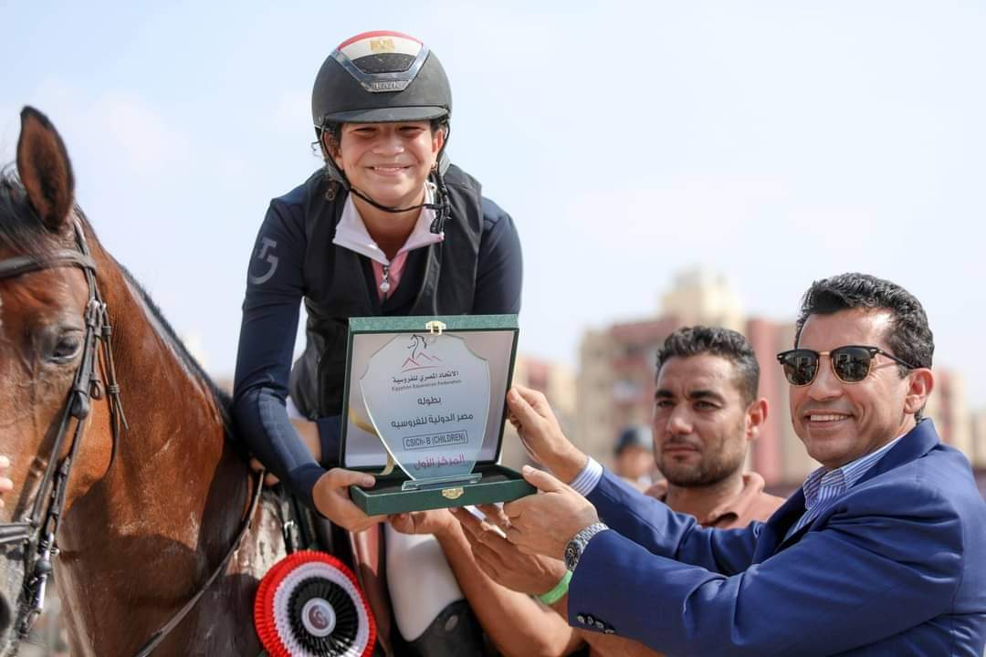 وزير الرياضة يسلّم جوائز المراكز الأولى للفائزين فى بطولة وادى الفروسية الدولية لقفز الموانع