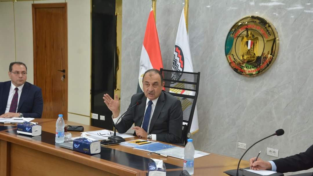 وزير قطاع الأعمال يطمئن على المشروع القومى لتطوير صناعة الغزل والنسيج