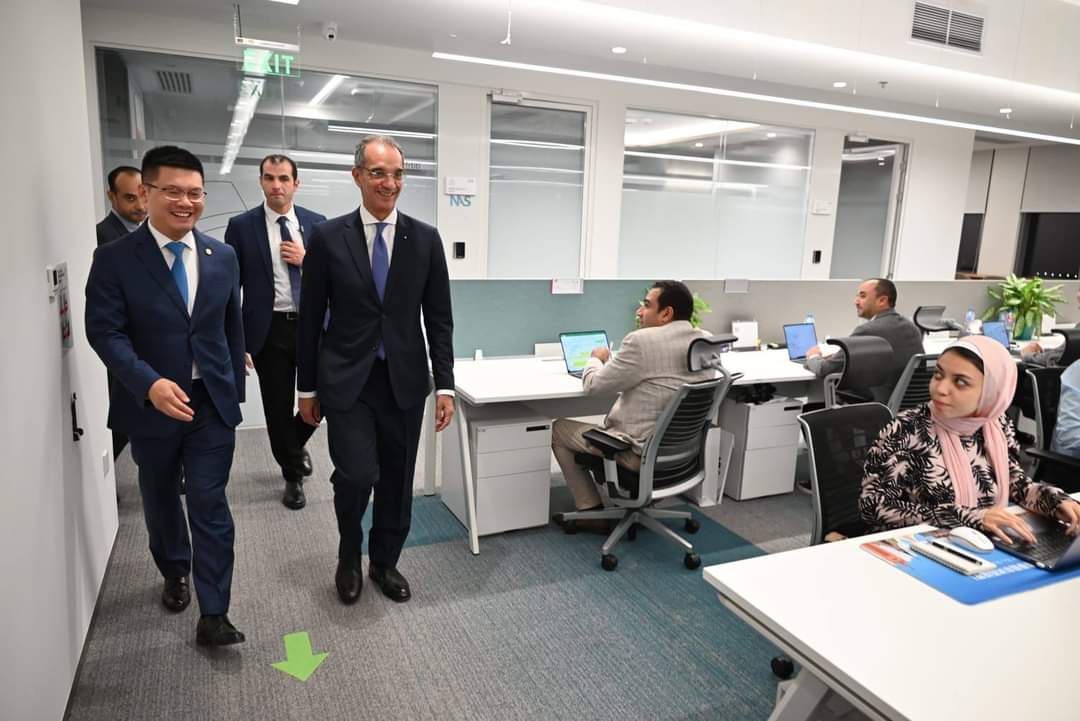 وزير الإتصالات وتكنولوجيا المعلومات  يفتتح المقر الجديد لشركة هواوى HUAWEI
