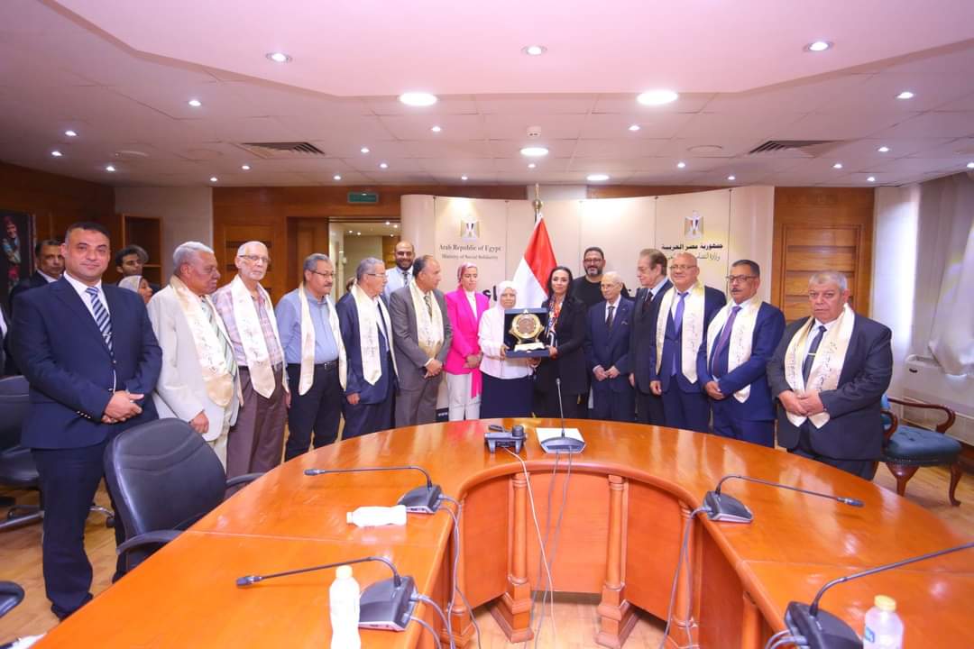 وزيرة التضامن تكرم النماذج الملهمة في إطار مبادرة " الأب القدوة " بالتعاون مع مؤسسة العربى لتنمية المجتمع