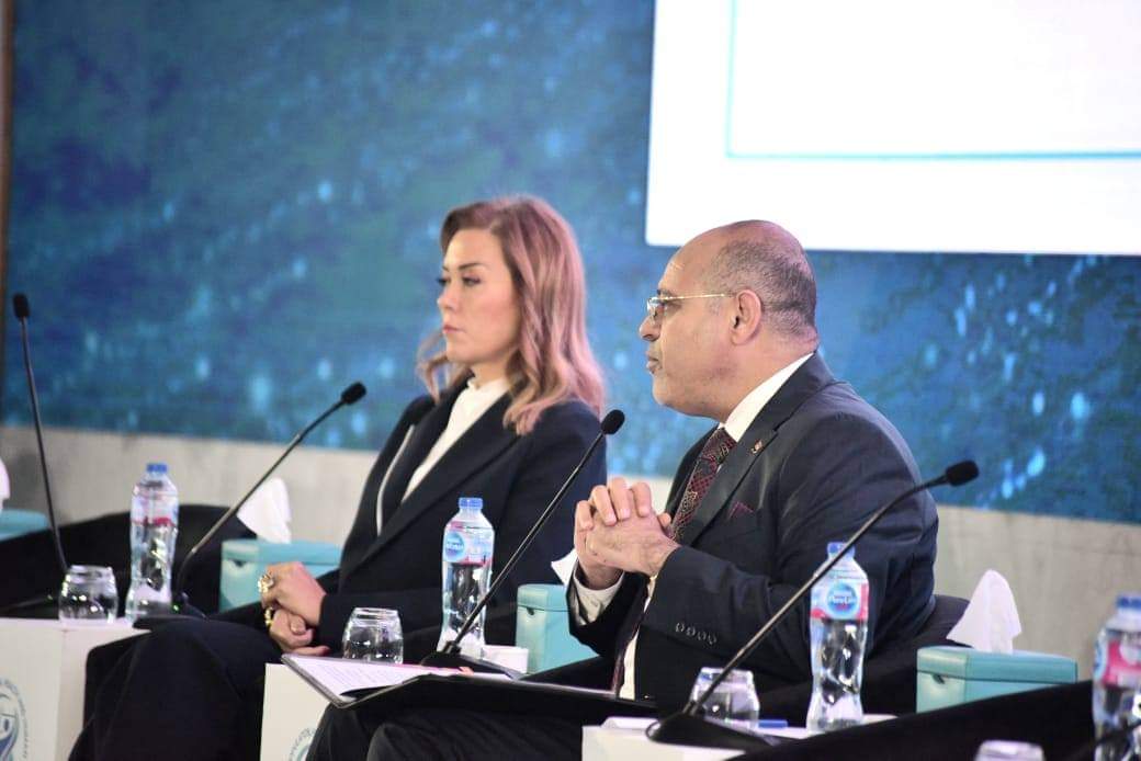 جبران : توجيهات القيادة السياسية.. توفير بيئة عمل لائقة تحقق "الأمان الوظيفى"وتشجع على الاستثمار 