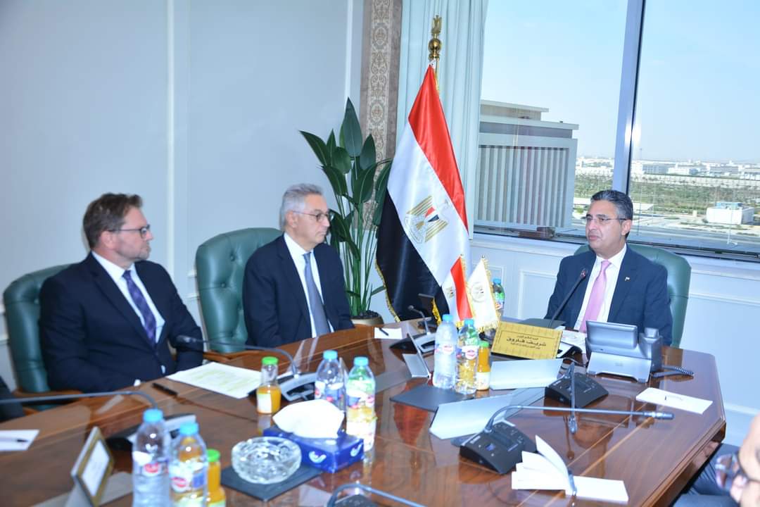 وزير التموين يبحث مع الرئيس التنفيذى لشركة فيروم توطين صناعة الصوامع بمصر