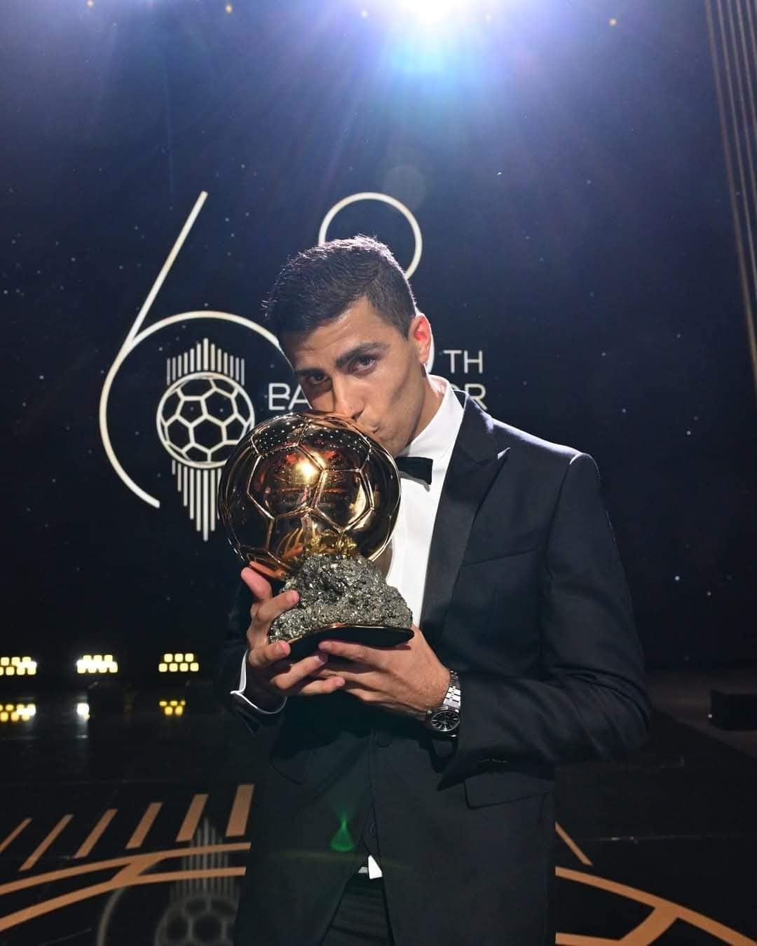 رودرى لاعب مانشستر سيتى يفوز بجائزة الكرة الذهبية..والبرازيلى فينيسيوس نجم ريال مدريد يقاطع الحفل