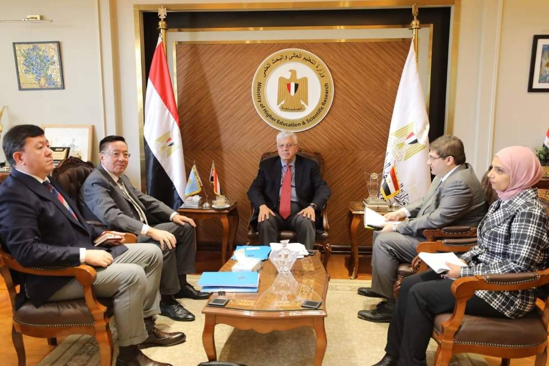 وزير التعليم العالى يبحث دعم التعاون المُشترك مع كازاخستان