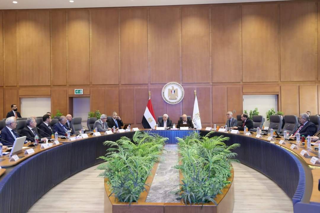 عاشور : النظر فى القوانين والقواعد المنظمة للتعليم العالى لرفع مستوى الخدمة التعليمية