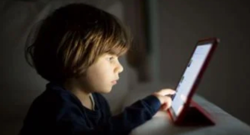 مشاهدة أطفالك محتوى عنيف .. يسبب مشاكل نفسية