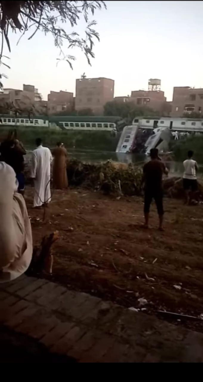 انتشال جثمان أول ضحية لحادث قطار المنيا