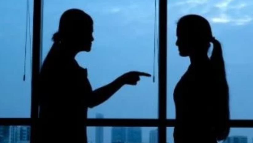 امرأة ترفع دعوى قضائية لوقف دفع المصروف لابنتها
