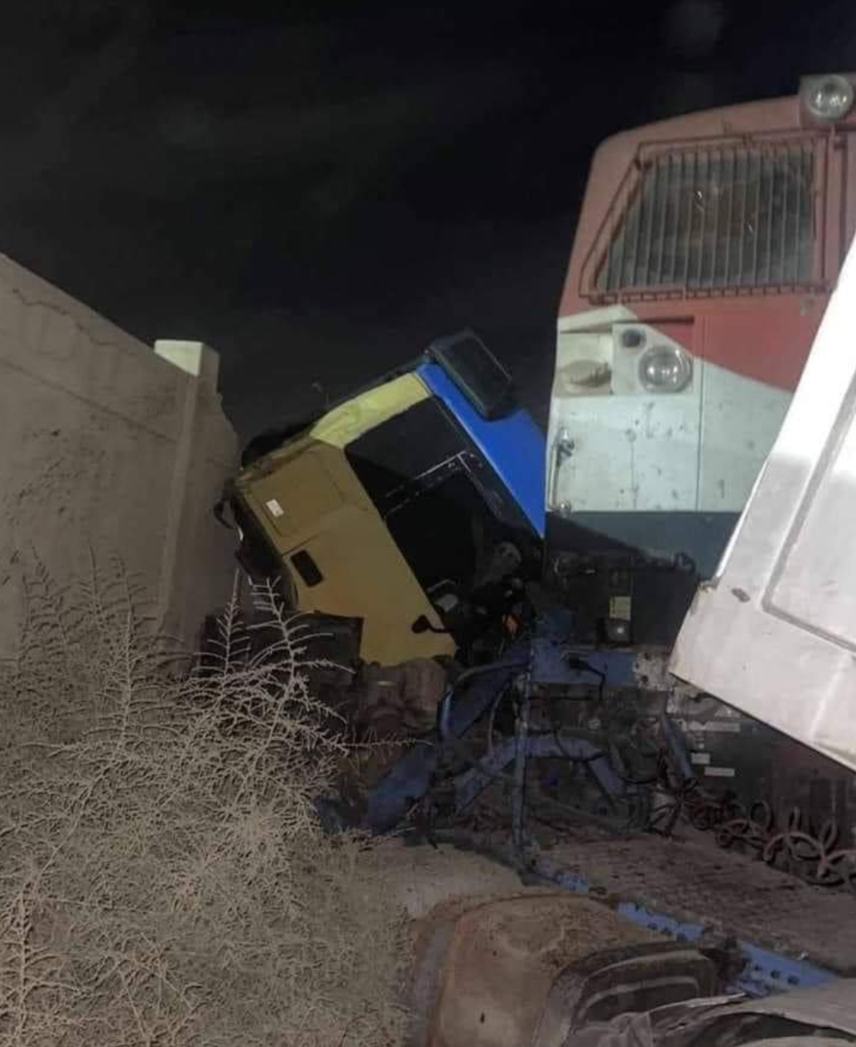 تصادم قطار بضائع بسيارة نقل ثقيل بدمياط