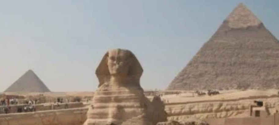 أهرامات الجيزة .. تشهد الأعمال الفنية لـ 12 فنان عالمى