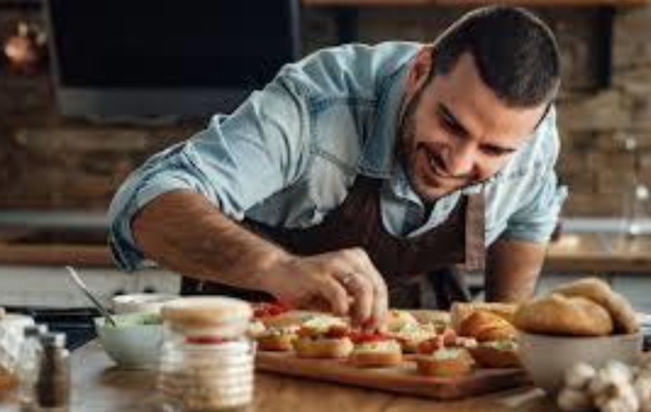 5 أبراج يحب رجالها الطبخ