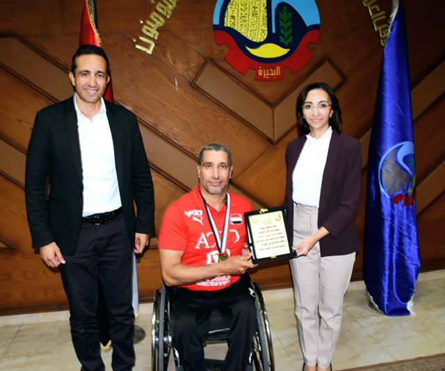 محافظ البحيرة تكرم «السبعاوي».. نجم منتخب مصر لكرة اليد للكراسي المتحركة