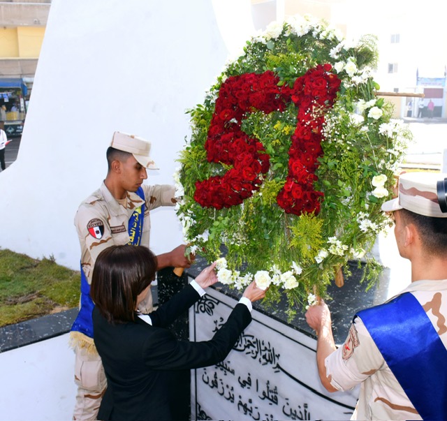 محافظ البحيرة تضع إكليلاً من الزهور .. على النصب التذكاري للجندي المجهول بدمنهور.