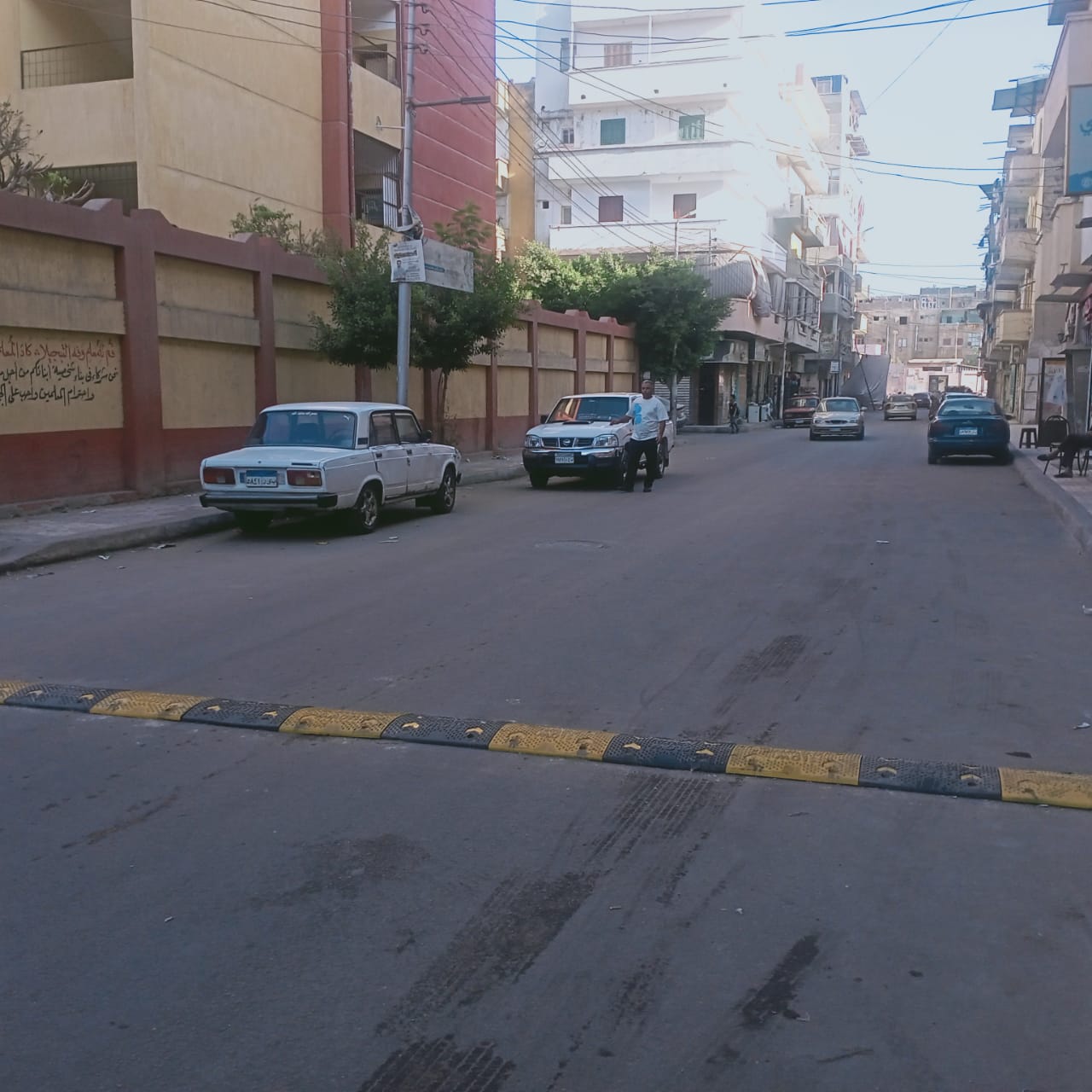 تركيب مطب صناعي أمام مدرسة الرضوان .. في شارع المعهد الديني بدمنهور