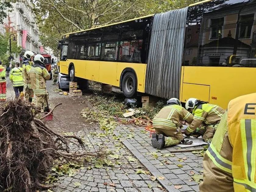 إصابة نحو 50 شخصا .. في حادث تصادم حافلتين بمدينة ريجنسبورج الألمانية