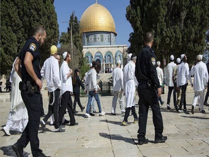 مستعمرون يقتحمون المسجد الأقصى المبارك .. بحماية شرطة الاحتلال
